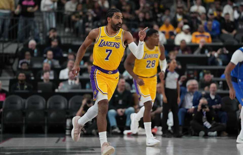 湖人队这边, 赛继续进行 湖人队这边, 赛继续进行